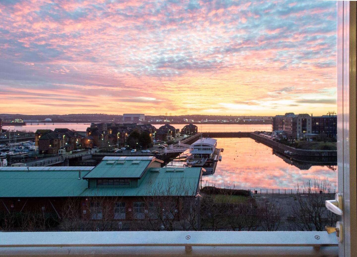 Stunning Mersey View Flat W Parking In Liverpool Esterno foto